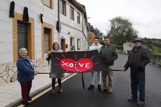 La protesta de los trapos negros se intensifica en la zona Oeste de Gijón (en imágenes)