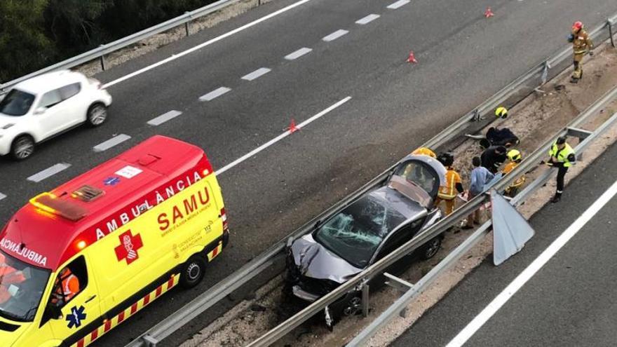 Dos atrapados tras sufrir un espectacular accidente en la AP-7 en Benissa