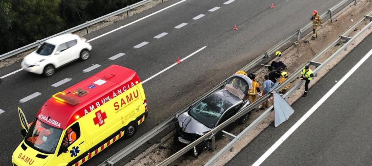 Dos atrapados tras sufrir un espectacular accidente en la AP-7 en Benissa