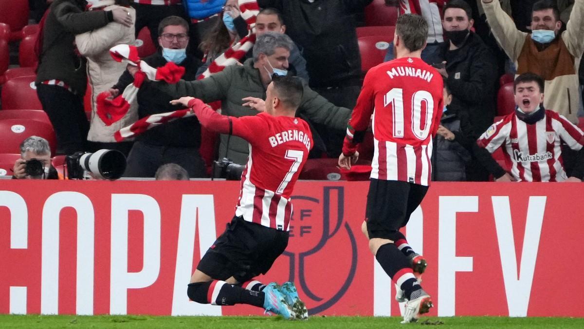 Berenguer celebró su gol con la afición del Athletic