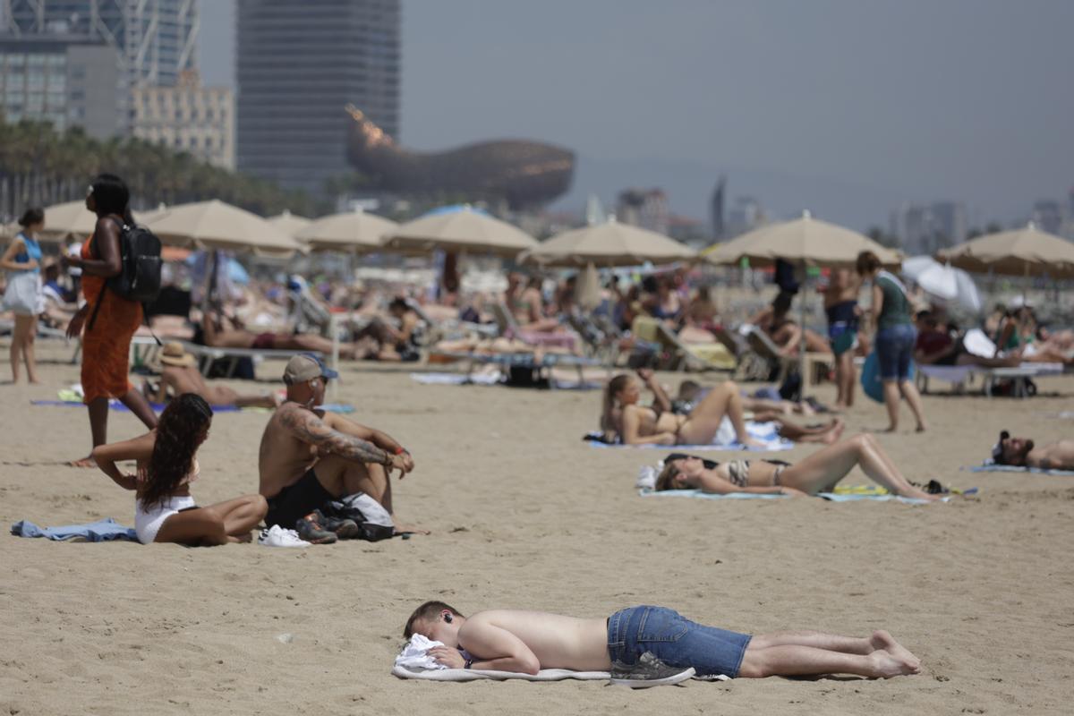 Vuelve el buen tiempo tras las lluvias: playas de la Barceloneta llenas de gente