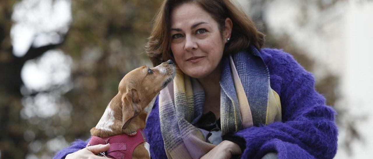 Yolanda Auyanet, con su perrita &quot;Daisy&quot; en la plaza del Carbayón de Oviedo.