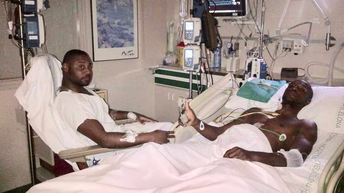 Abidal y su primo Gérard Armand en el Hospital tras la operación