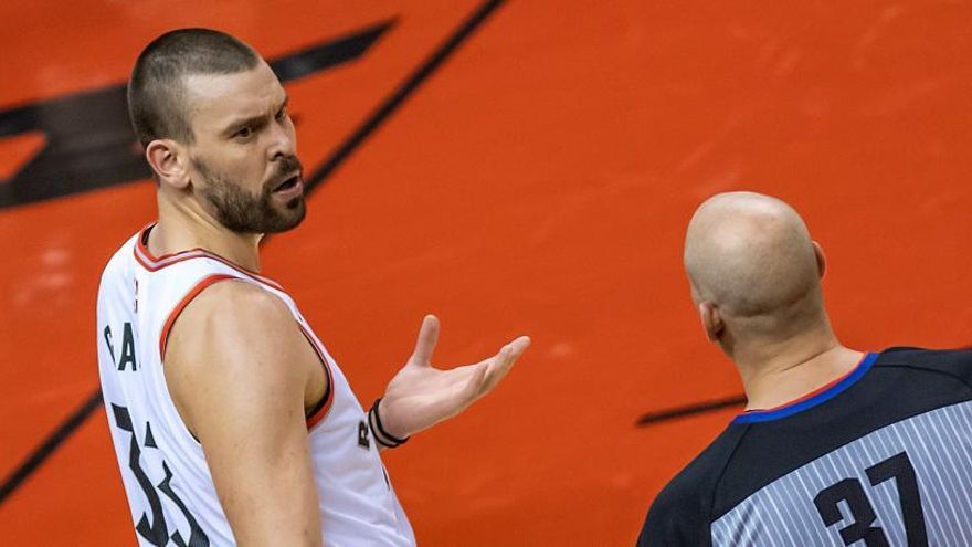 Marc Gasol salió como titular con los Raptors.