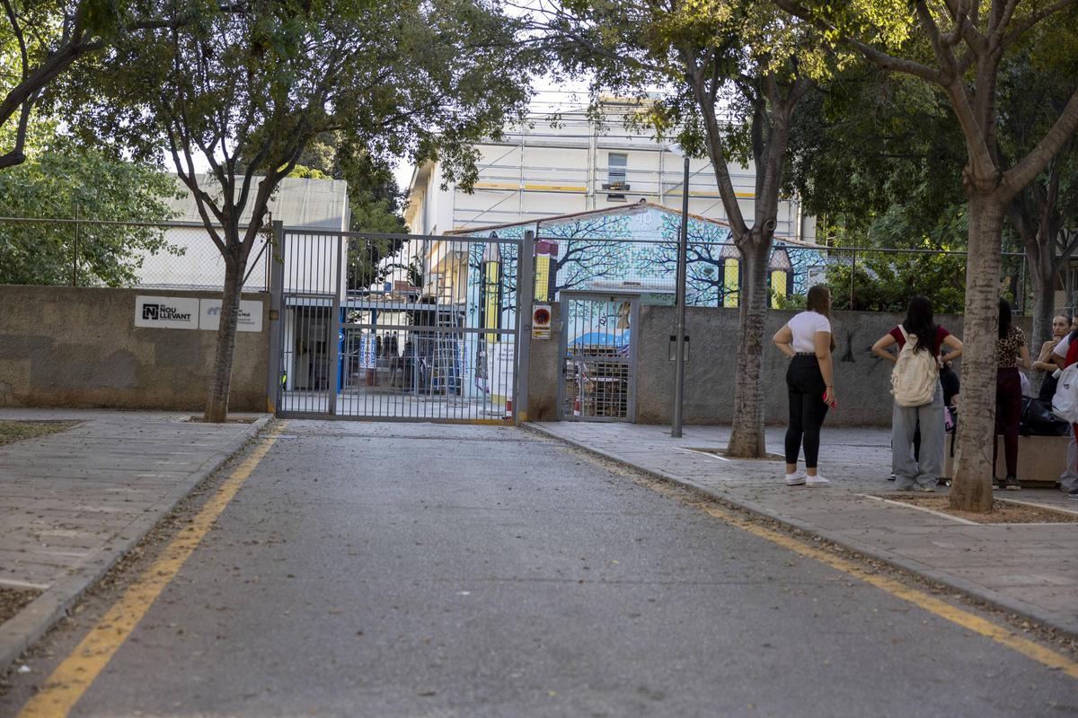 Entrada del IES Nou Llevant, centro incluido en el primer lote.
