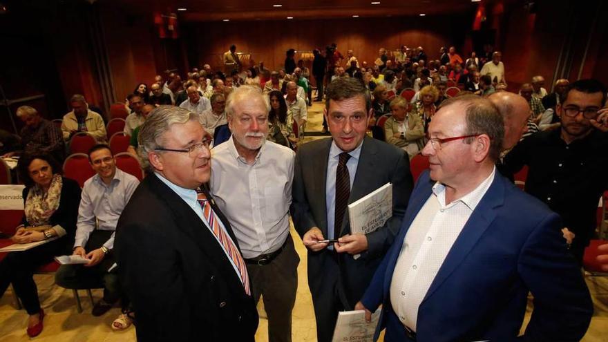 Por la izquierda, Román Antonio Álvarez, Germán Flor Rodríguez, Julio López Peláez y Santiago Rodríguez Vega, minutos antes del inicio de la presentación del libro &quot;El estuario de Avilés&quot;, ayer, en el palacio de Ferrera.