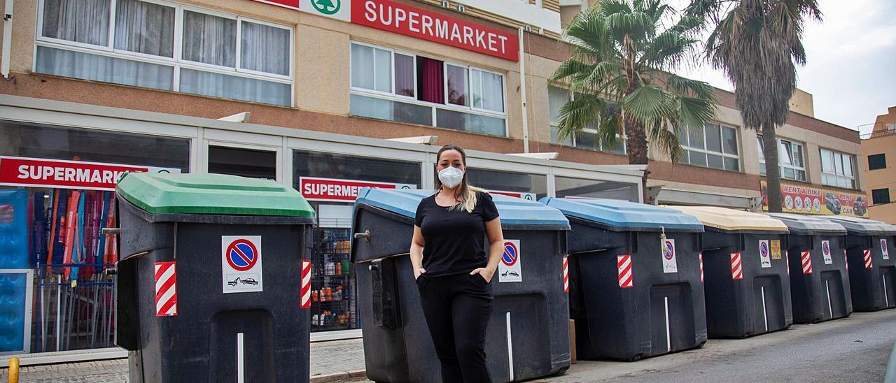 Vanesa Cerdán posa ante la hilera de contenedores ubicados justo delante de su supermercado en Platja de Palma.