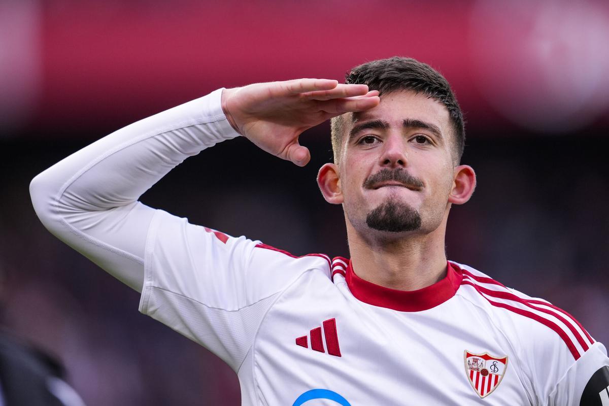 Kike Salas celebra un gol durante el partido de LaLiga EA Sports, disputado entre el Sevilla FC y el Girona FC en el estadio Ramón Sánchez-Pizjuán