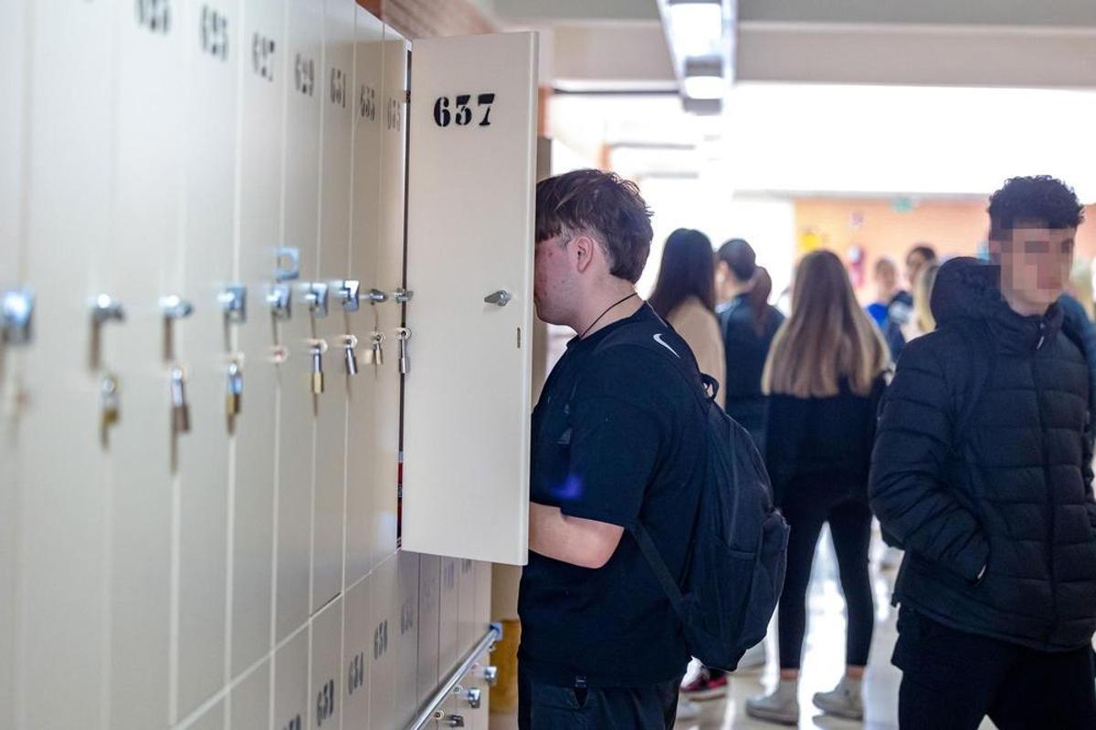 Un joven en los pasillos de un instituto de Alicante, en una imagen de archivo.