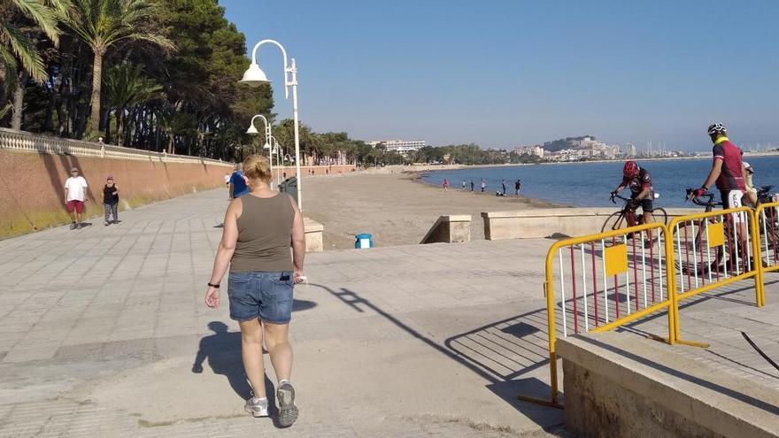 Sancionados en Dénia tres corrillos de jóvenes, uno de ellos de menores, por no guardar distancias ni llevar mascarillas