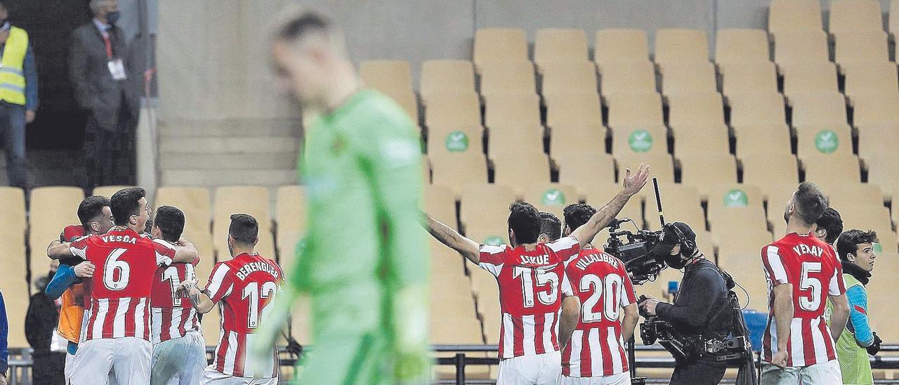 Los jugadores del Athletic celebran uno de los tres goles al Barcelona.