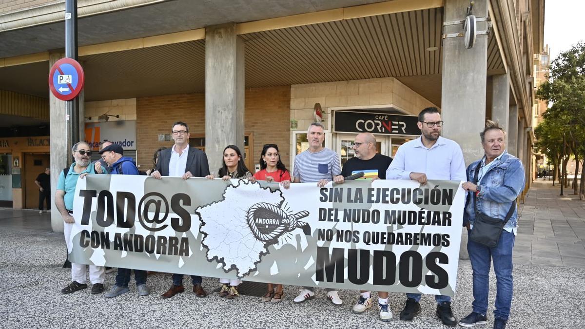 Representantes políticos y sindicales, este jueves frente a La Aljafería, para exigir soluciones al recorte del Nudo Mudéjar.