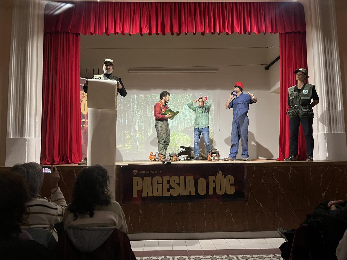 Un moment de l'obra "Amb permís..."