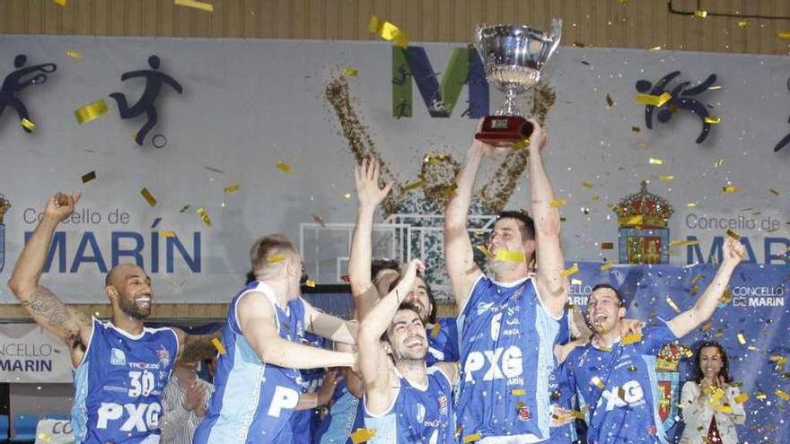 Los jugadores del Peixegalego tras recibir el trofeo de campeones de la Conferencia A. // Santos Álvarez