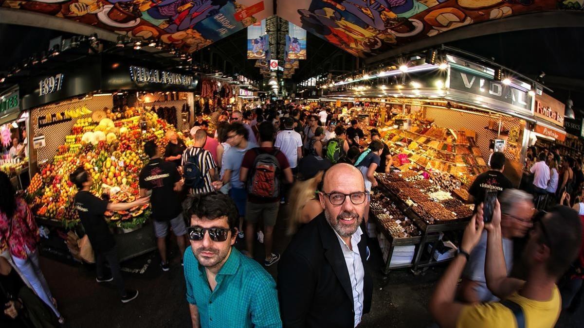 Jordi Basté y Marc Artigau, este miércoles en el mercado de la Boqueria, donde centran su nueva novela negra, 'Els coloms de la Boqueria'.