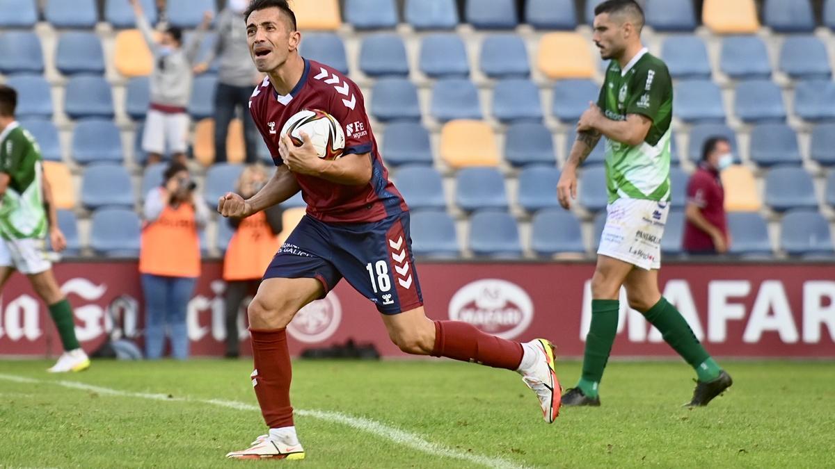 Charles celebra un gol con el Pontevedra.