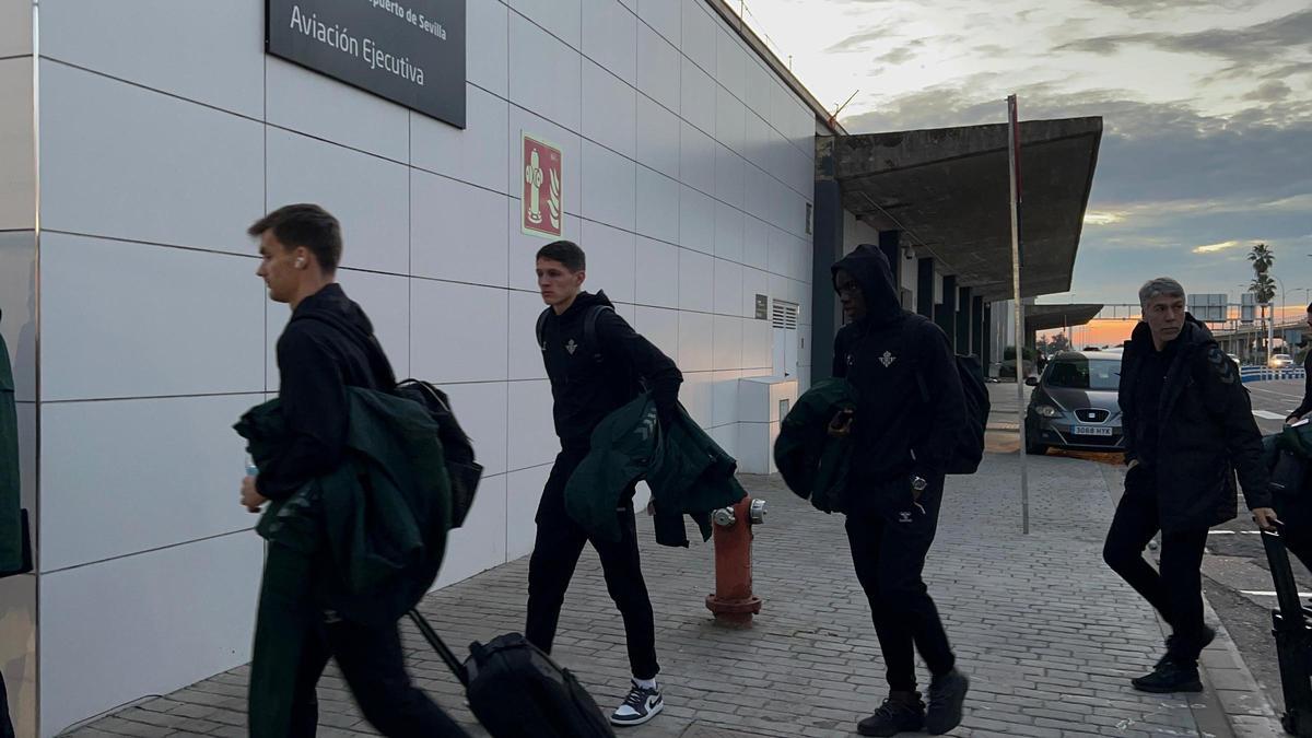 Assane Diao junto a Sergi Altimira y Diego Llorente en el Aeropuerto de San Pablo rumbo a Huesca