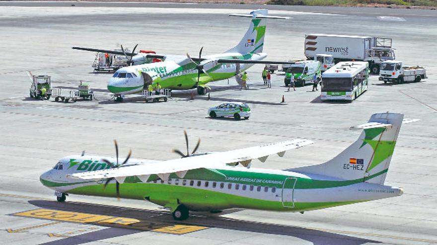 Aviones de Binter en la explanada del aeropuerto de Gran Canaria.