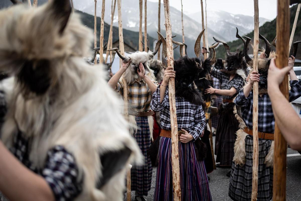 En imágenes I La localidad de Bielsa celebra su tradicional Carnaval