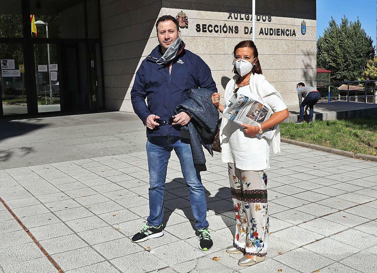 Juan Carlos Santórum, con su abogada Carmen Ventoso, antes de entrar en los juzgados de Vigo para entregarse.