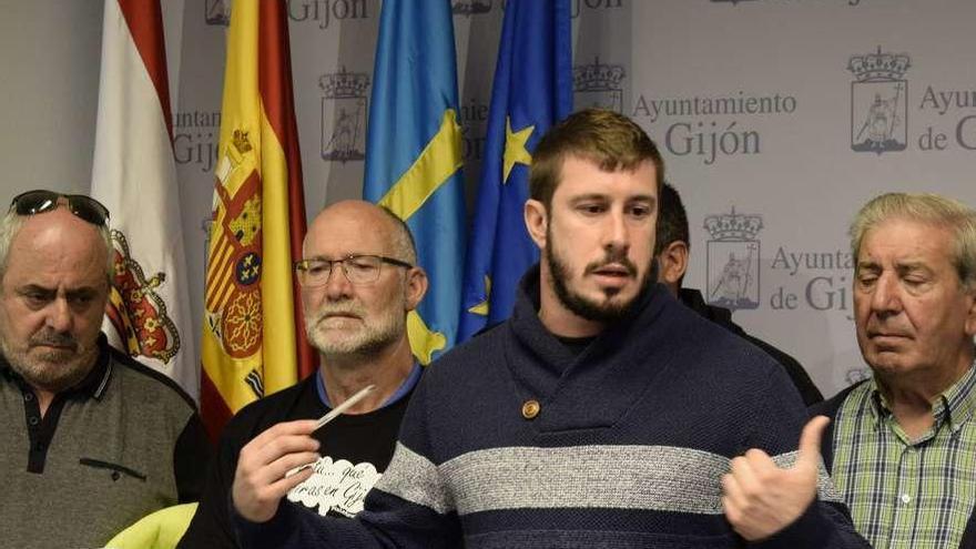 Adrián Arias, en primer término, con miembros de la Plataforma Contra la Contaminación.