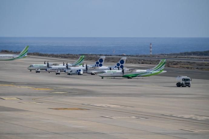 26-03-20  GRAN CANARIA. AEROPUERTO DE GRAN CANARIA. INGENIO TELDE. . Efecto del Covid-19 en el Aeropuerto de Gran Canaria, plataforma de aparcamiento de aviones vacía, últimos turistas y últimos en llegar.  Fotos: Juan Castro.