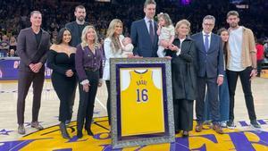 Los Lakers retiran la camiseta de Pau Gasol