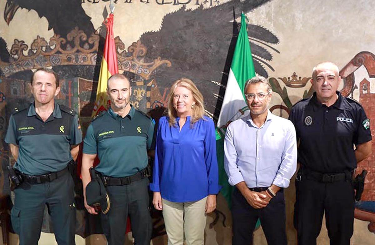 Imagen de 2019 en la que Jerónimo Jiménez, capitán fallecido en Huelva, posa junto a la alcaldesa de Marbella, Ángeles Muñoz.