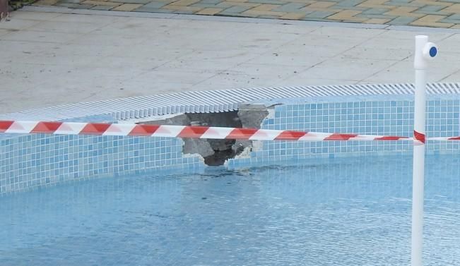Un niño de año y medio, atascado en el tubo de una piscina en Playa del Inglés