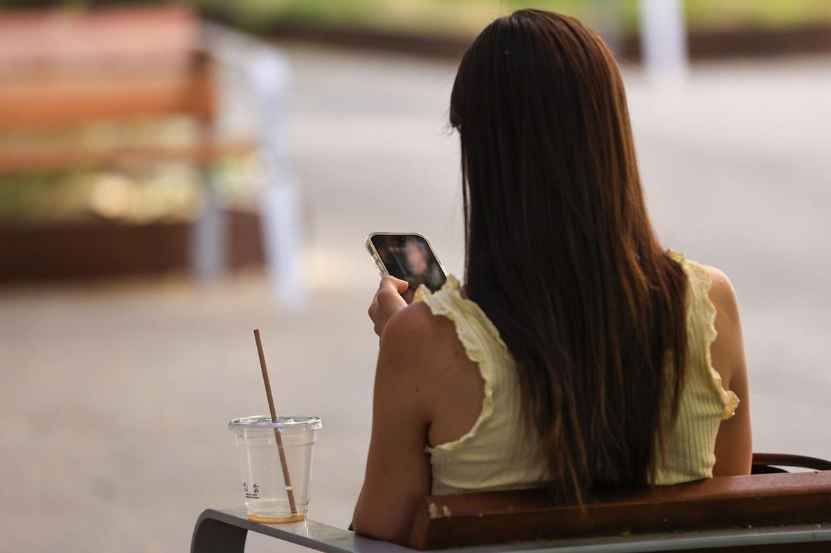 Imagen de una joven con un teléfono móvil.