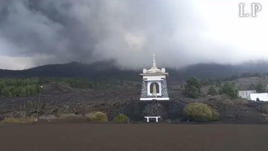 El volcán de La Palma deja un manto de cenizas en Las Manchas