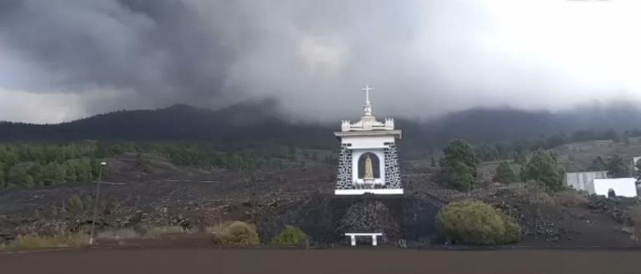 El volcán deja un manto de cenizas en Las Manchas