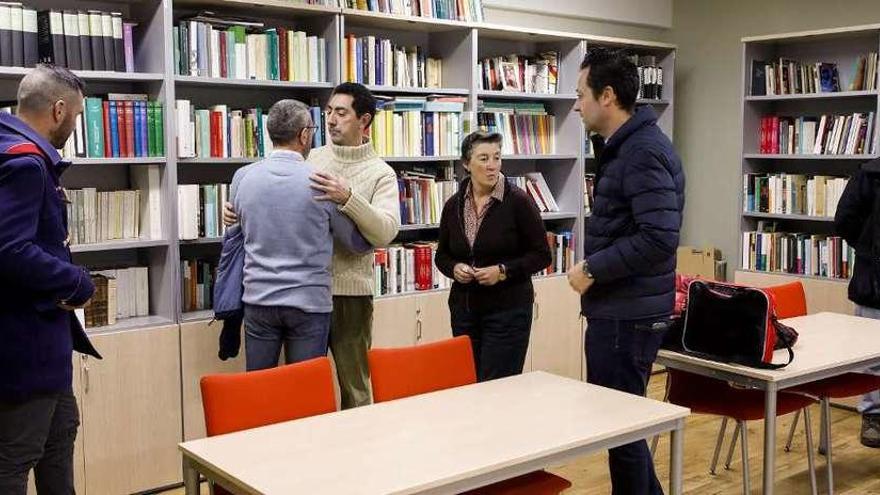 Algunos de los asistentes a la inauguración de la biblioteca.