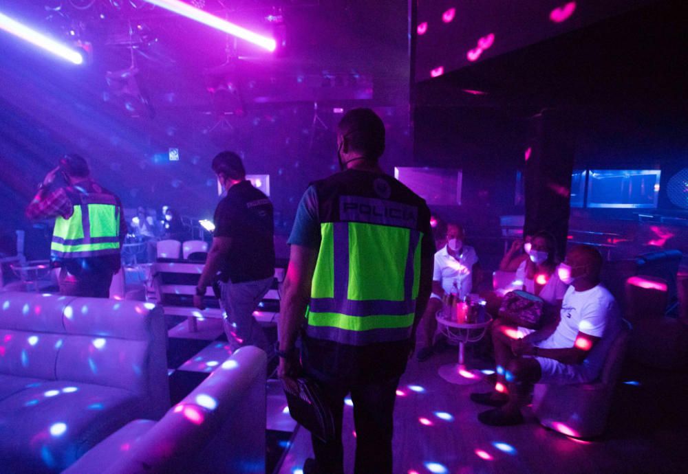 La policía inspecciona pubs y discotecas de València por el coronavirus