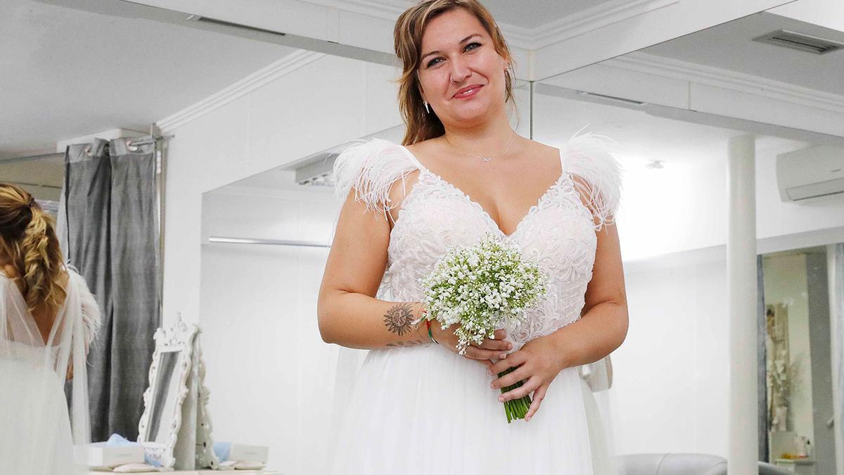 Una novia a punto de casarse ultima las pruebas del vestido en AnneNovias