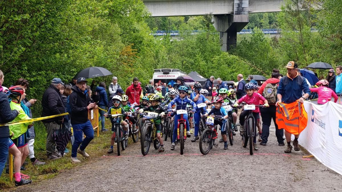 Las jóvenes promesas del ciclismo pedalean en Santa Marina