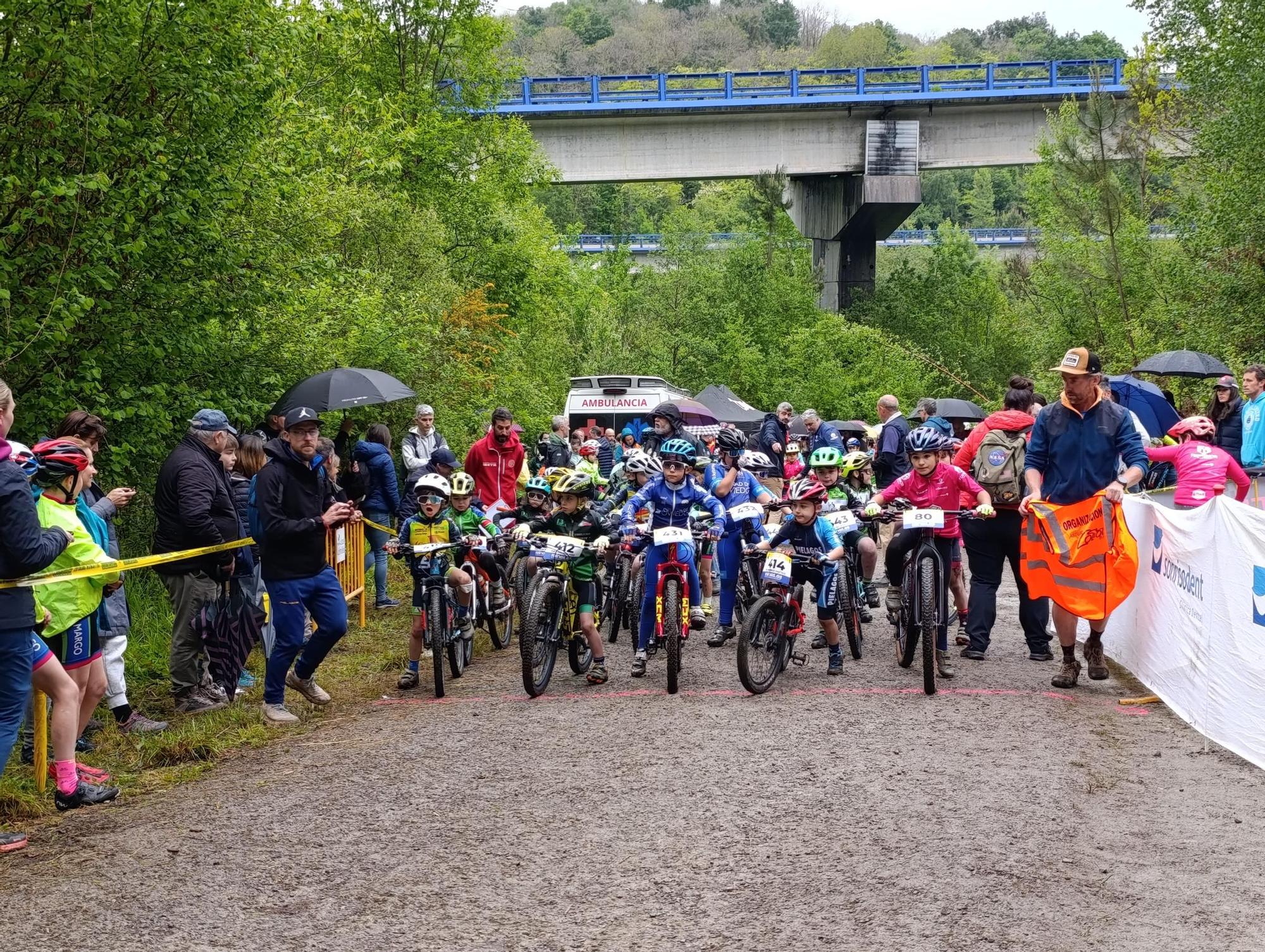 Las jóvenes promesas del ciclismo pedalean en Santa Marina, Siero