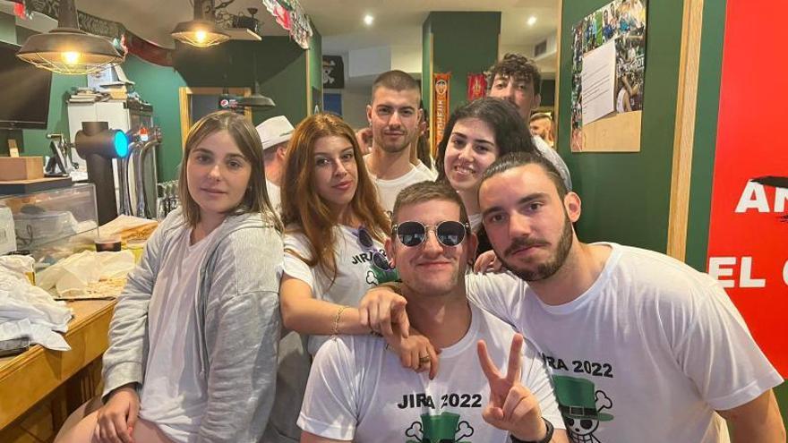 Integrantes de la peña «El Candín», viviendo el último día de las fiestas de San Pedro en su local. 