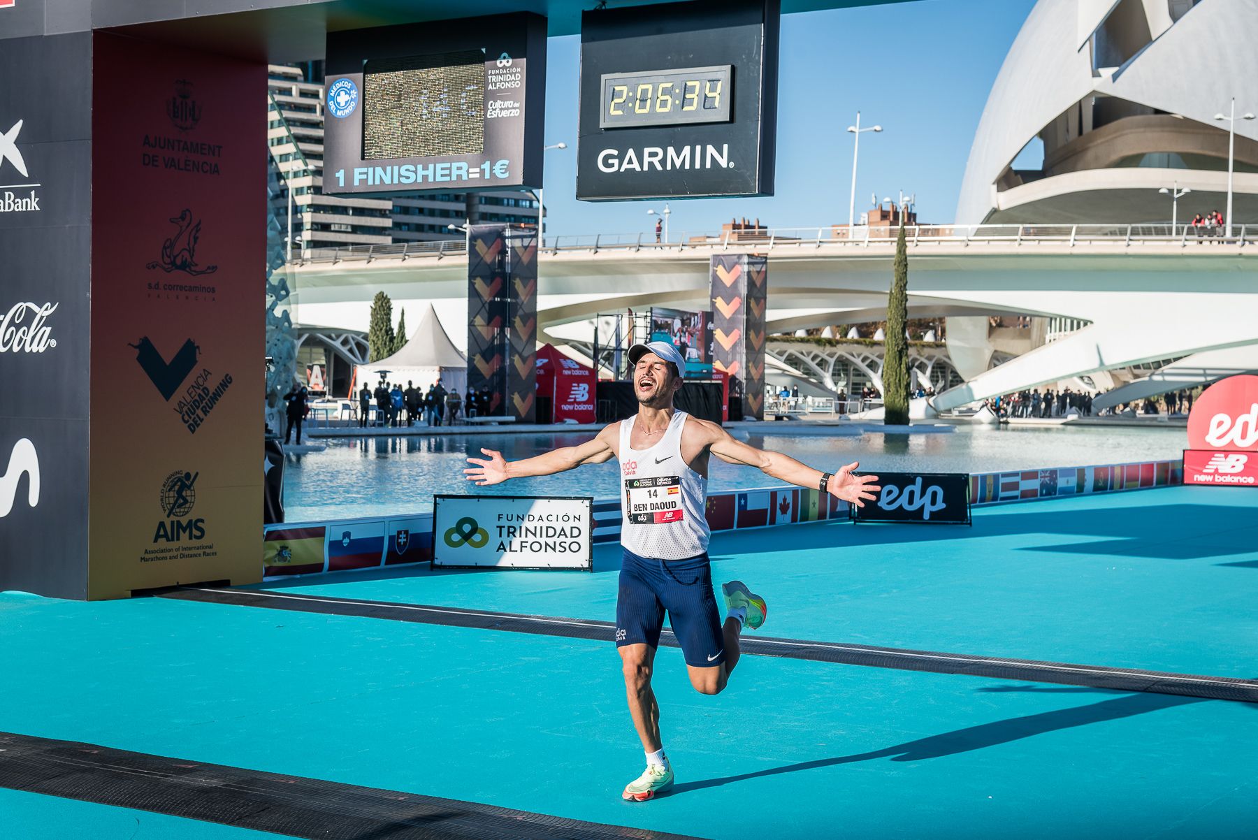 Seis nuevos récords nacionales en un Maratón Valencia con grandes marcas de la élite