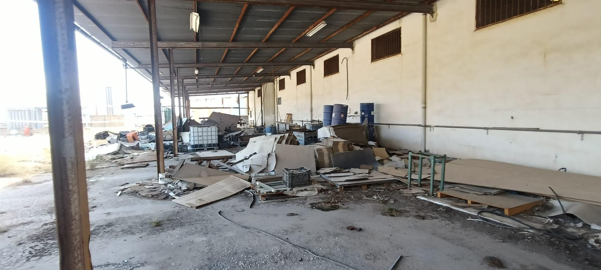 Esclarecedores imágenes del estado y los riesgos de una nave industrial abandonada en la Vall