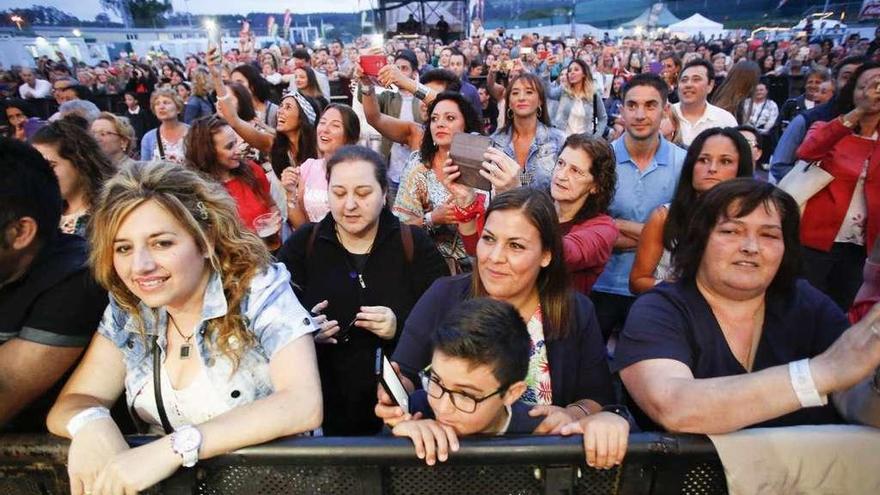 A la izquierda, Marina Peláez, Laura y Sofía Cuervo y Celia y Marta Cueto. A la derecha, público.