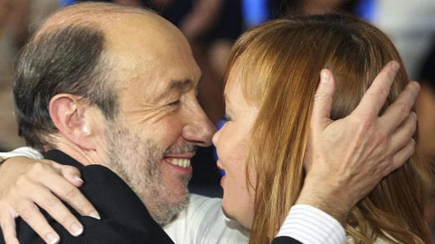 Rubalcaba, con Pajín, durante el acto en Alicante.