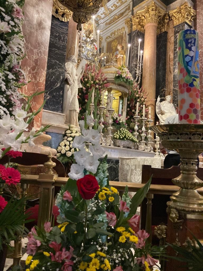 La Ofrenda de los floristas ante el altar de la Mare de Déu