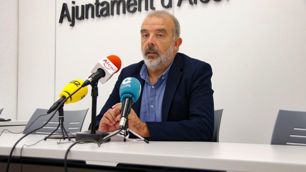 El concejal de Movilidad, Jordi Martínez, durante la rueda de prensa sobre los patinetes de este martes