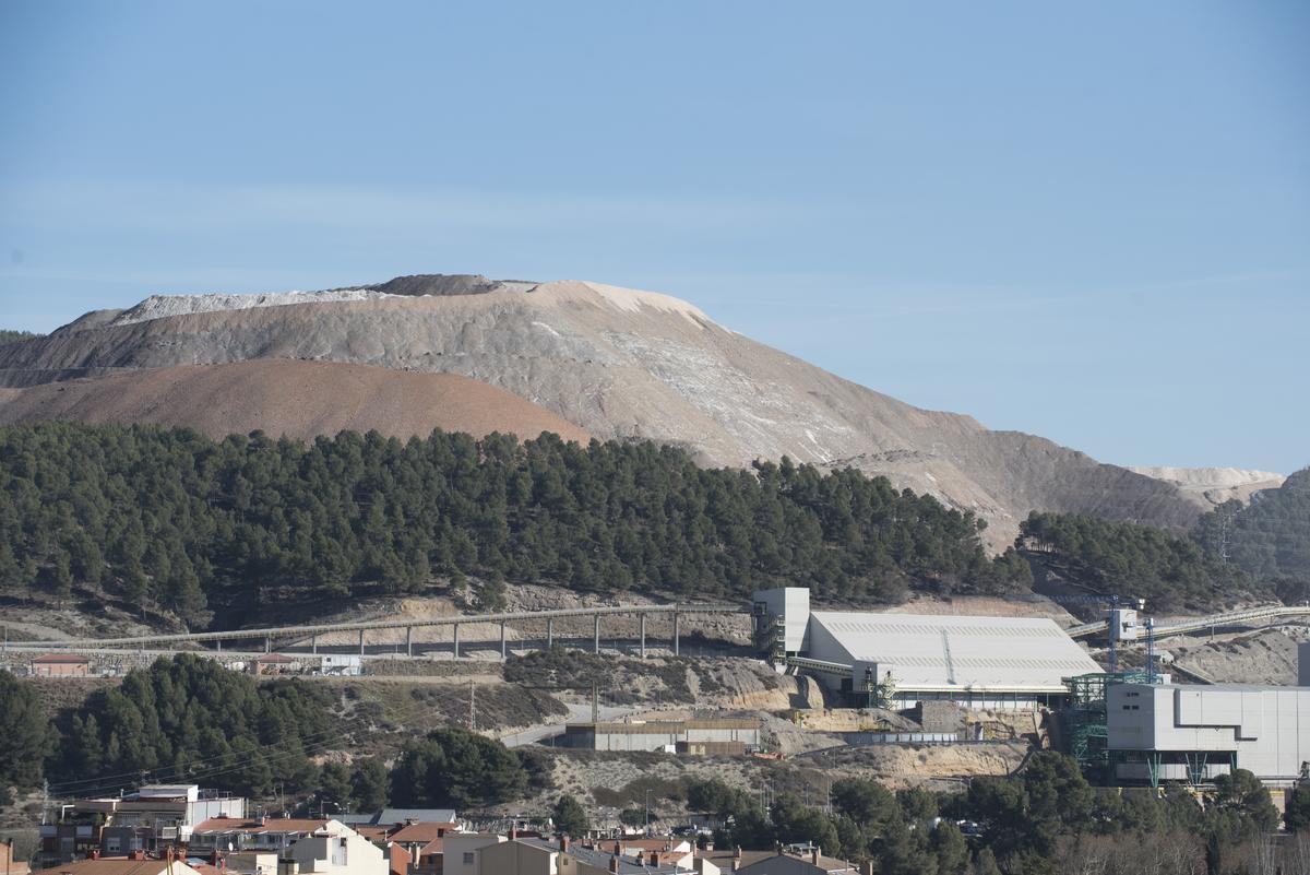 Vista general del runam del Fusteret alçant-se per damunt de les instal·lacions d'ICL