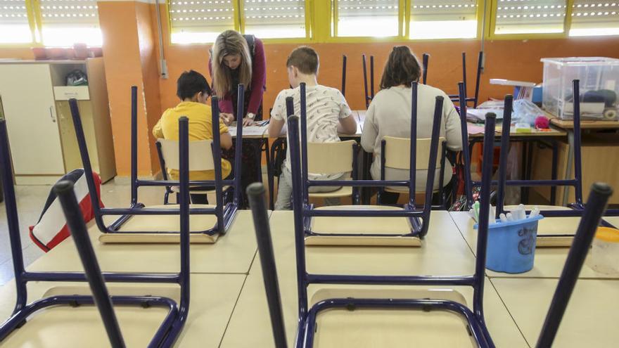 Las aulas de colegios e institutos aparecían ayer con menos de la mitad del alumnado, como preámbulo del cierre a partir del lunes.