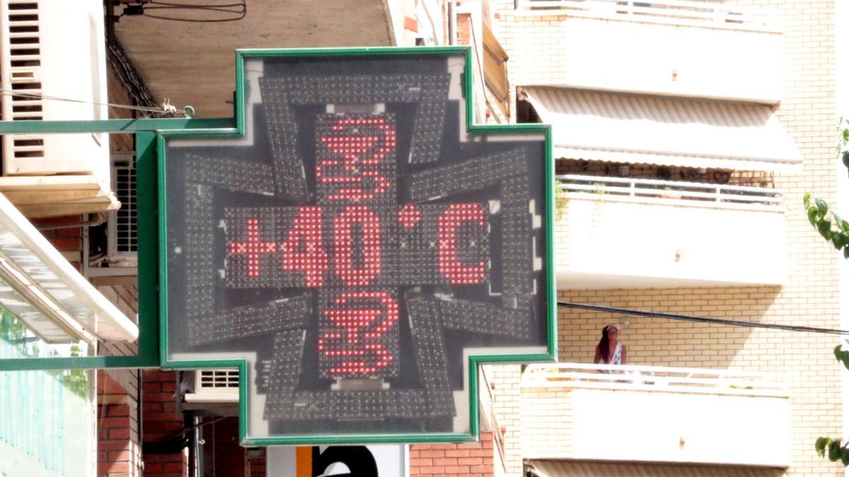 Pla detall d'un termòmetre que marca 40ºC.
