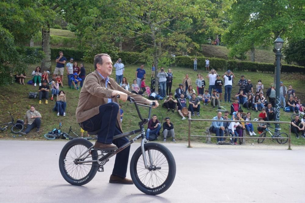 El alcalde de Vigo prueba su destreza sobre una BMX en la fiesta de la bicicleta de O Castro.