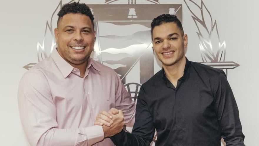 Hatem Ben Arfa, con Ronaldo Nazario, presidente del Valladolid.