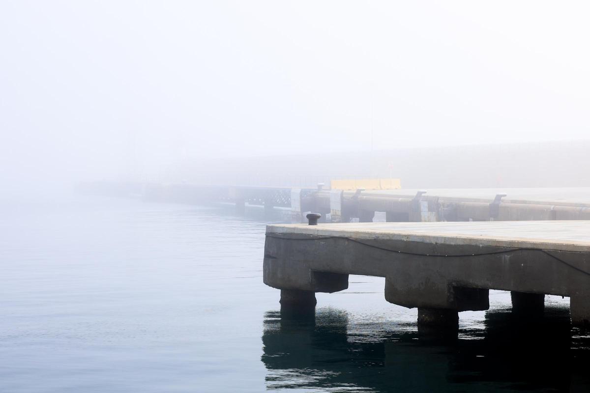 La niebla impedía ver a varios metros de distancia el sábado en el puerto de Ibiza.